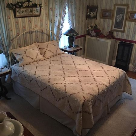 Raindrops On Roses Bed & Breakfast Herkimer Exterior photo