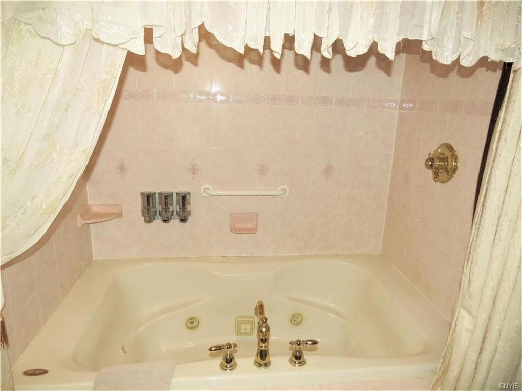 Raindrops On Roses Bed & Breakfast Herkimer Exterior photo
