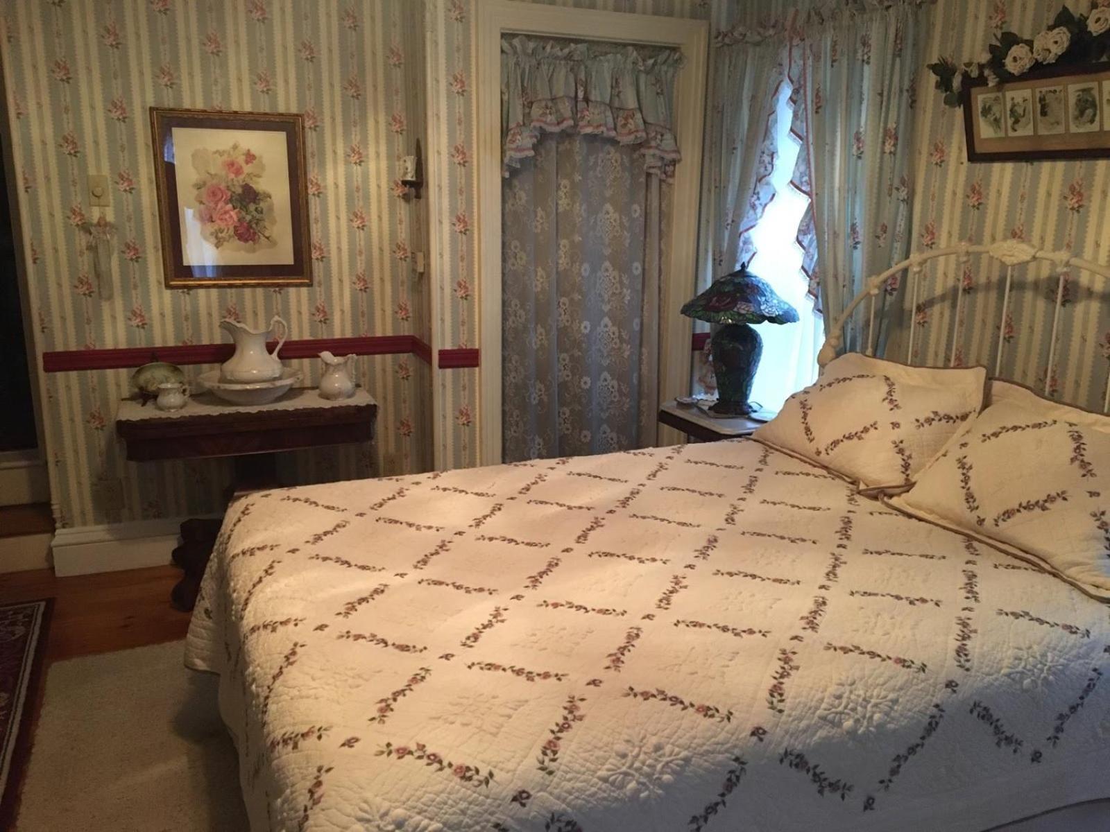 Raindrops On Roses Bed & Breakfast Herkimer Exterior photo